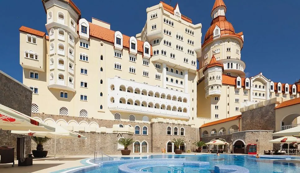 Замок Богатырь летом